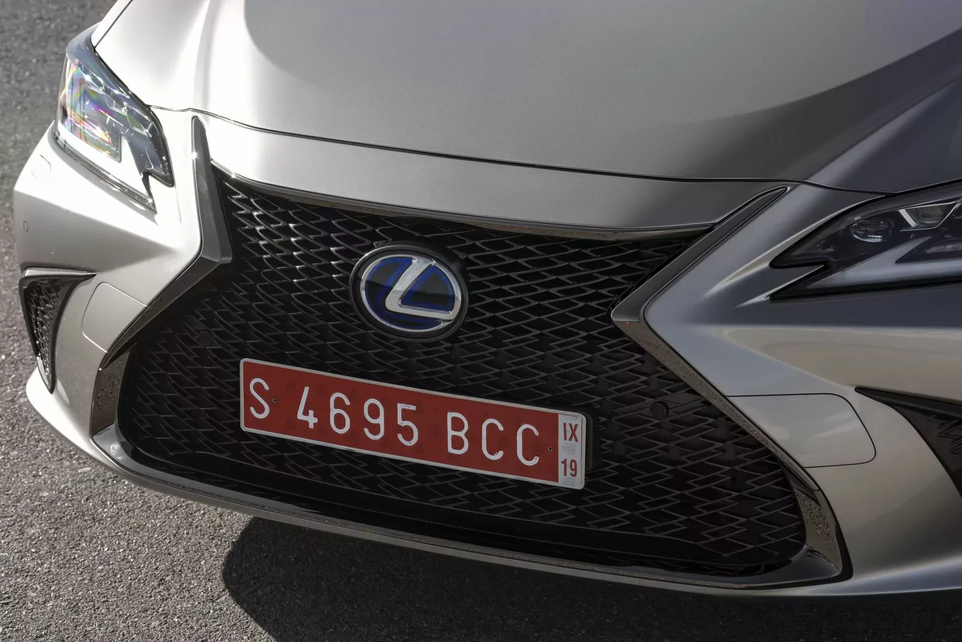 Piękny, luksusowy Lexus w takiej cenie brzmi jak żart. Polacy z daleka wyczują tutaj grubą okazję