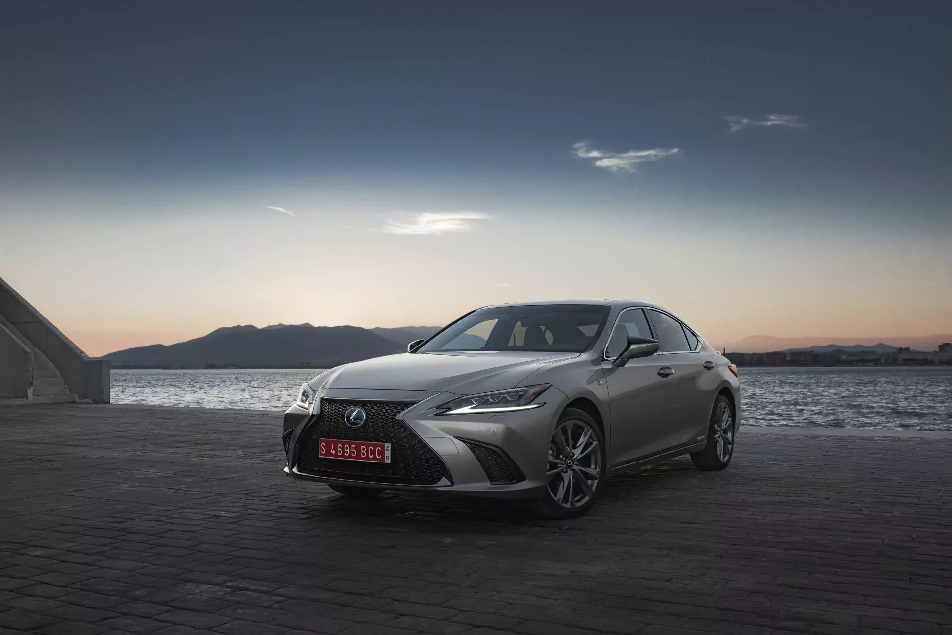 Lexus ES silnik hybryda 300h moc konie spalanie benzyna opinie oceny zalety wady cena ceny