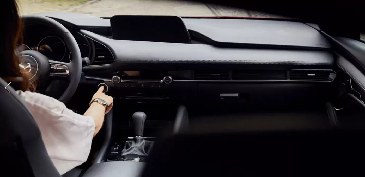 Mazda 3 2026 vs Volkswagen Golf zdjęcie kabiny