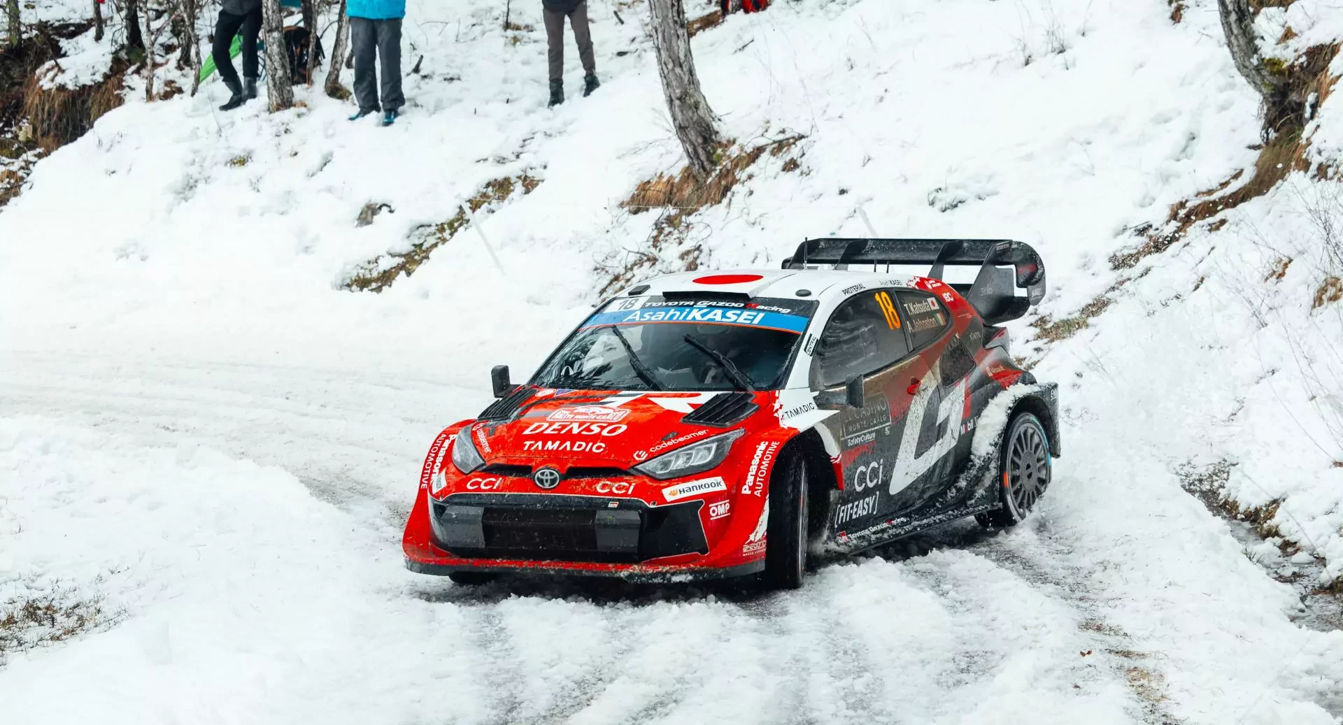 Ciemności, śnieg i lód – gwiazdy WRC mają za sobą piątek na Rajdzie Monte Carlo. Solberg przez cały czas prowadzi