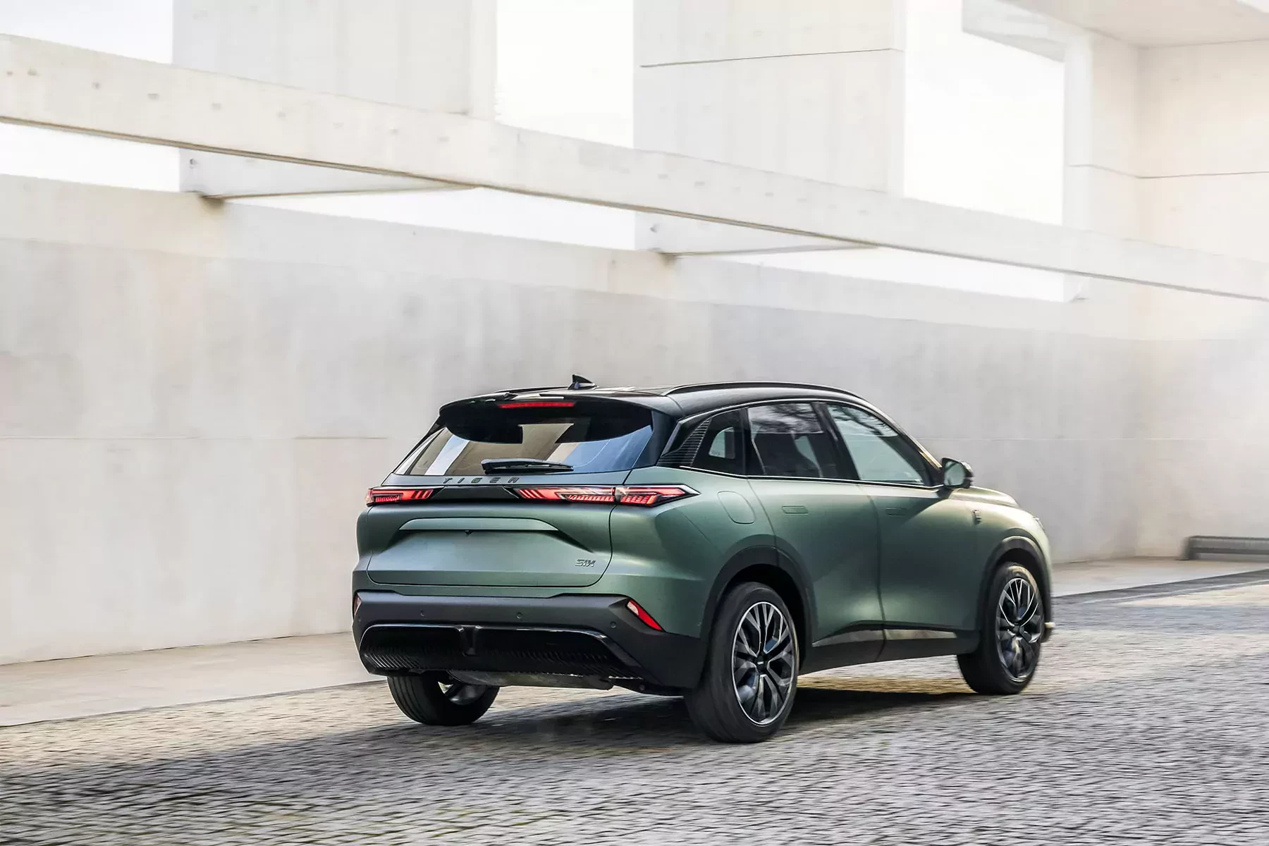 Ten piękny SUV to nowy pogromca MG HS i Forda Kuga. Z etykietą eko, niedrogi Tiger Six zaproponuje Polakom wszystko w standardzie