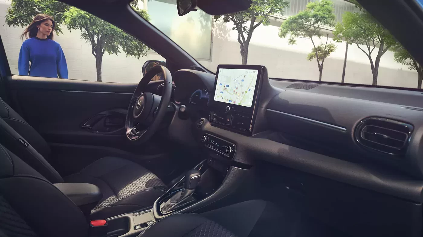 MG 3 czy Toyota Yaris 2026 - widok wnętrza