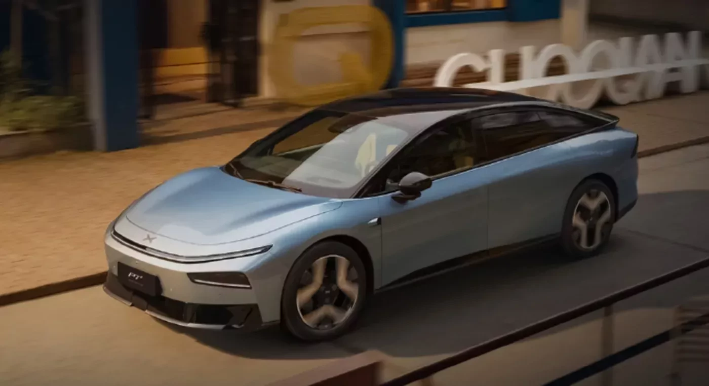 Przód XPeng P7+ 2026 z pasem świetlnym Star River i aktywną osłoną chłodnicy AGS.