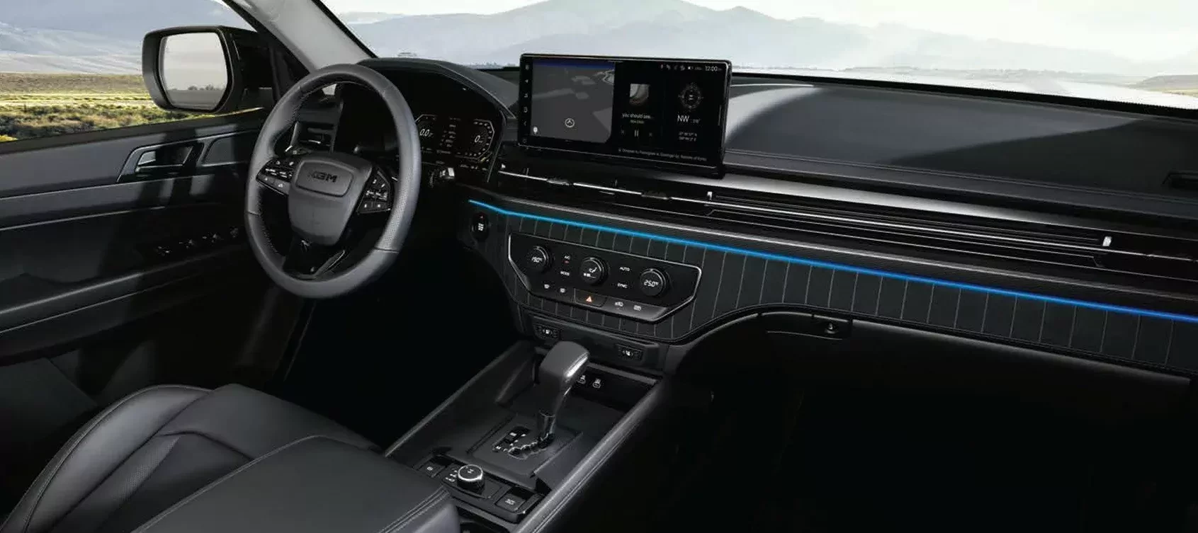 Wnętrze KGM Musso 2026 z dużym ekranem multimedialnym i czarną skórzaną tapicerką.