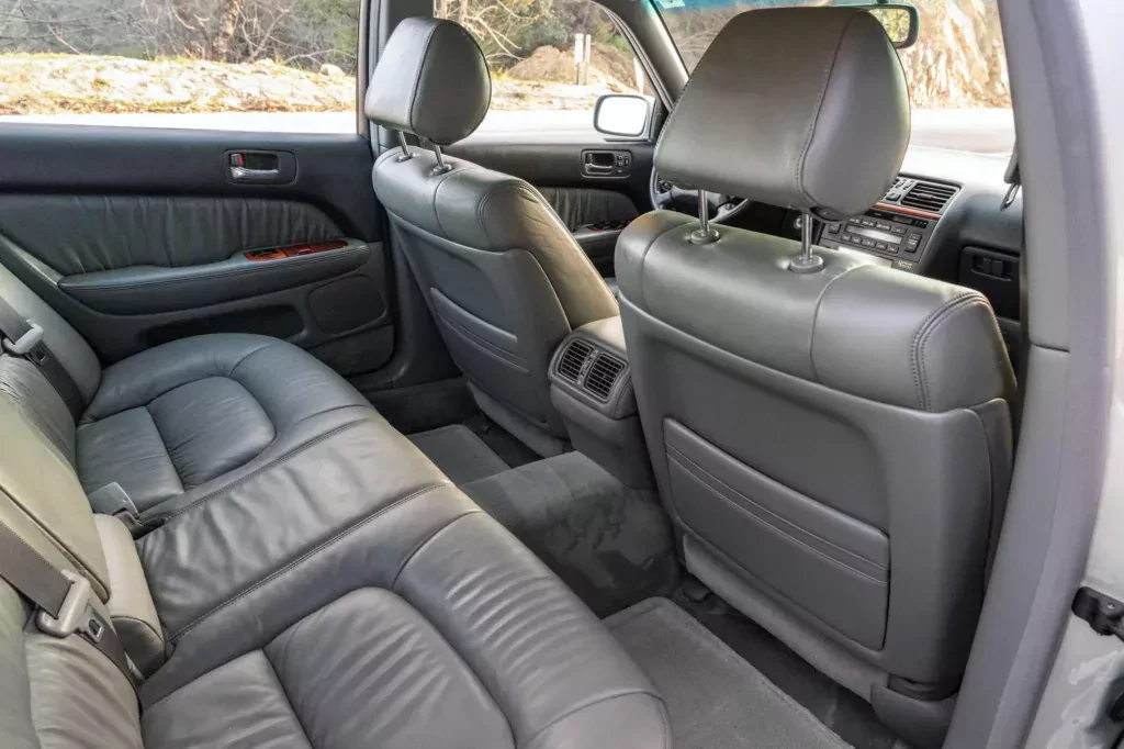 Ten wyjątkowy Lexus ma tylko 73 tys. km przebiegu. Limuzyna tańsza od Dacii Sandero