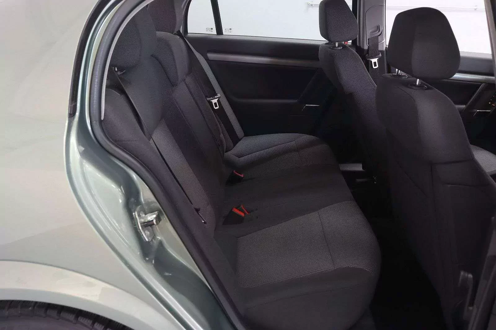 Ten niezbyt ładny i zapomniany Opel dziś wraca do łask. Praktycznie nowy egzemplarz za 40 800 złotych