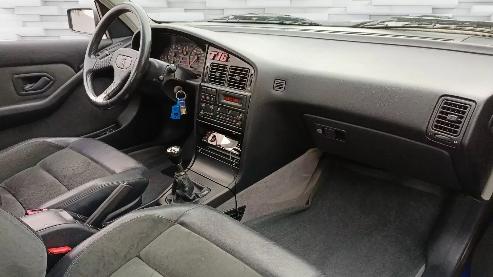 Francuski pogromca BMW M5. Niepozorny pocisk w pięknym stanie na sprzedaż