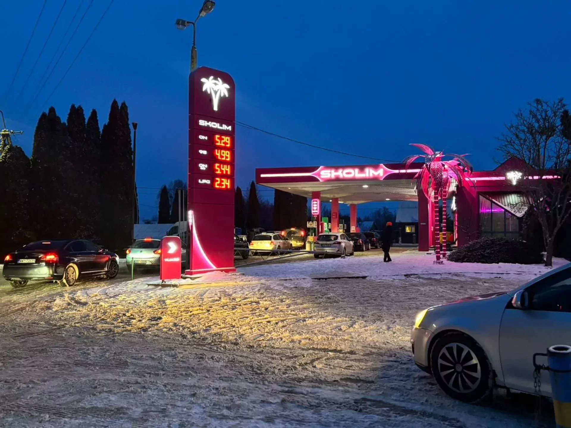 Skolim znów pokazał ceny paliw na swojej stacji. Aż trudno w to uwierzyć – kolejki się nie kończą