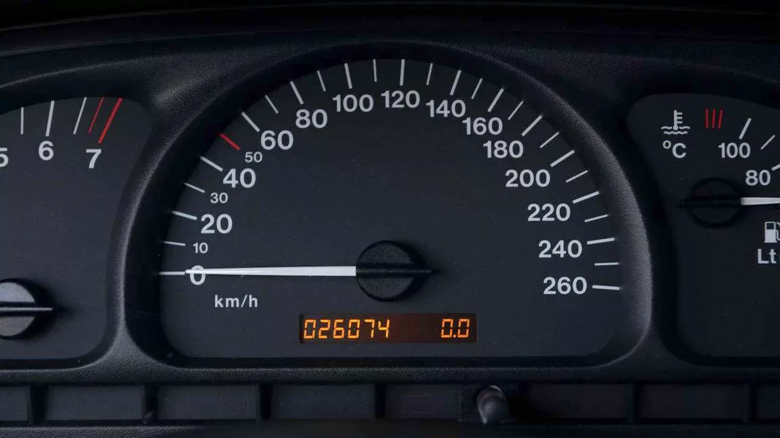 Sprzedażowy hit z poprzedniej epoki. Ma tylko 26 tys. km przebiegu i kosztuje grosze