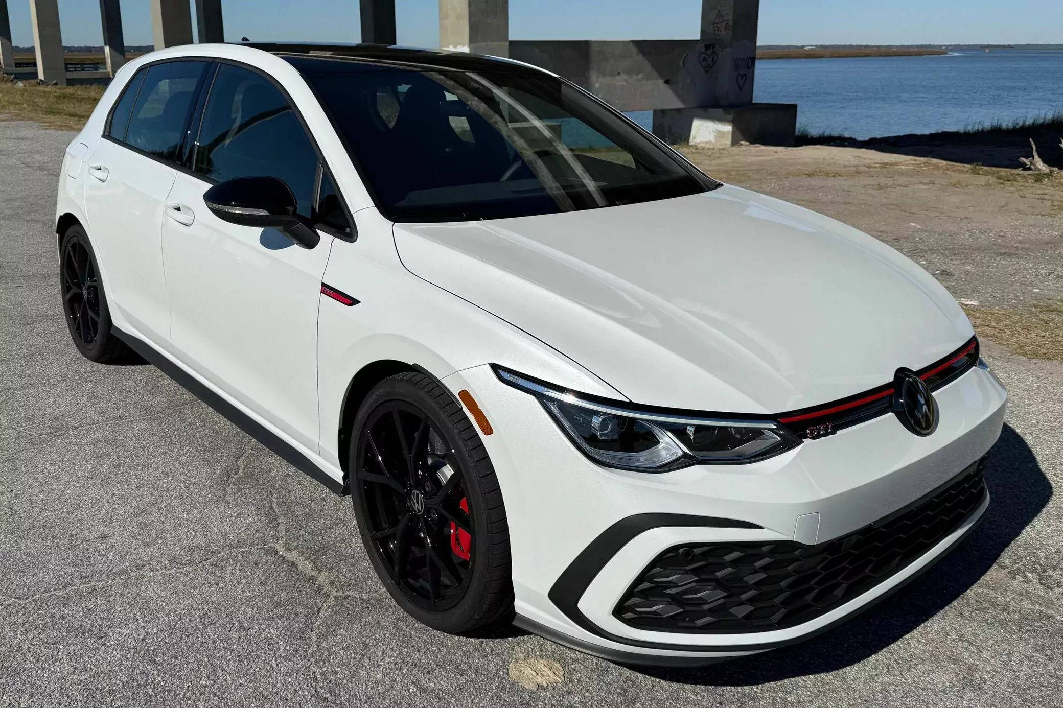 Nowiutki Volkswagen Golf GTI za… 103 tysiące złotych. Ma full wypas i manuala