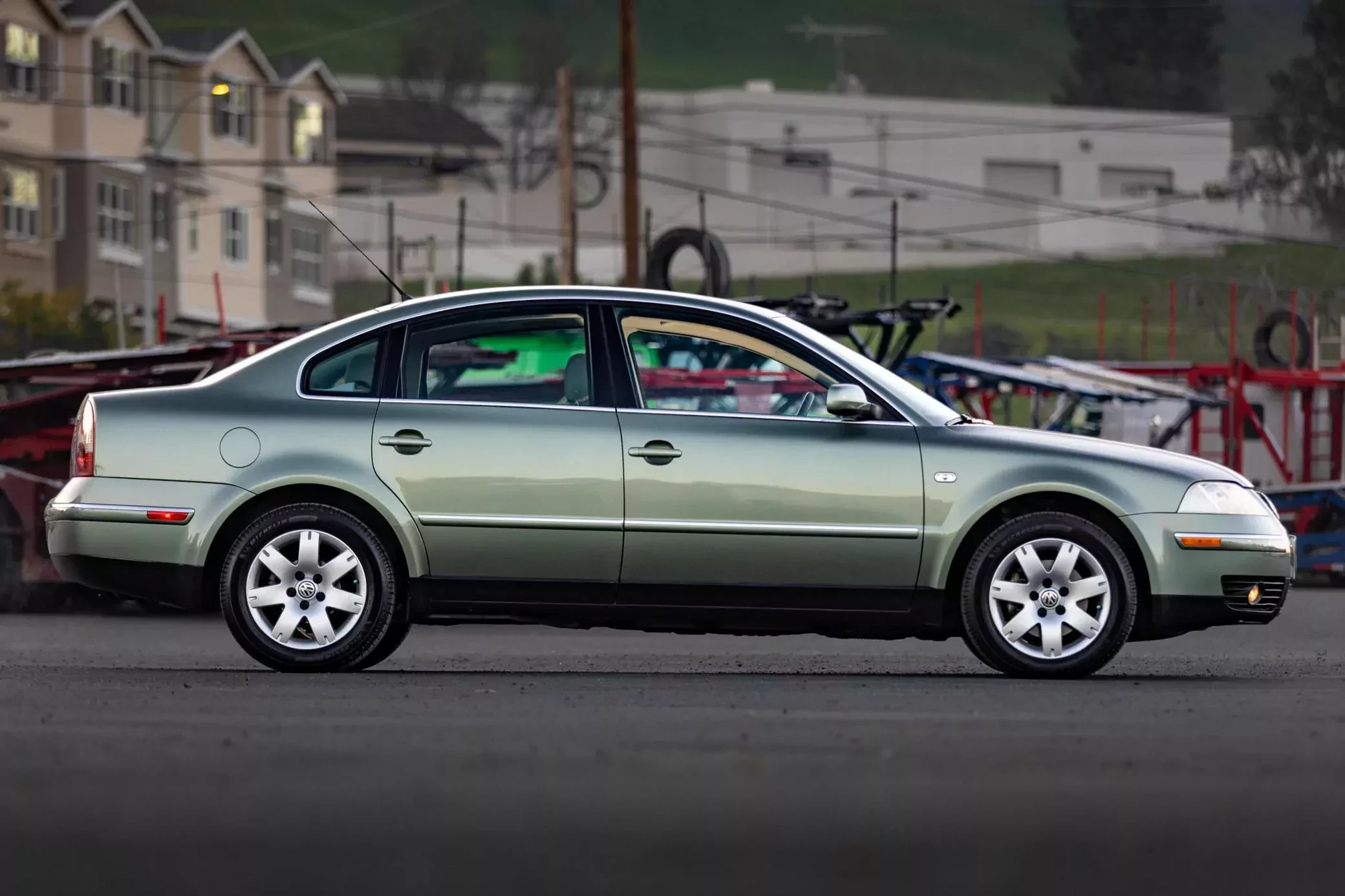 Ten Volkswagen Passat od 1. właściciela wygląda jak nowy. Ma duże V6 i kosztuje grosze