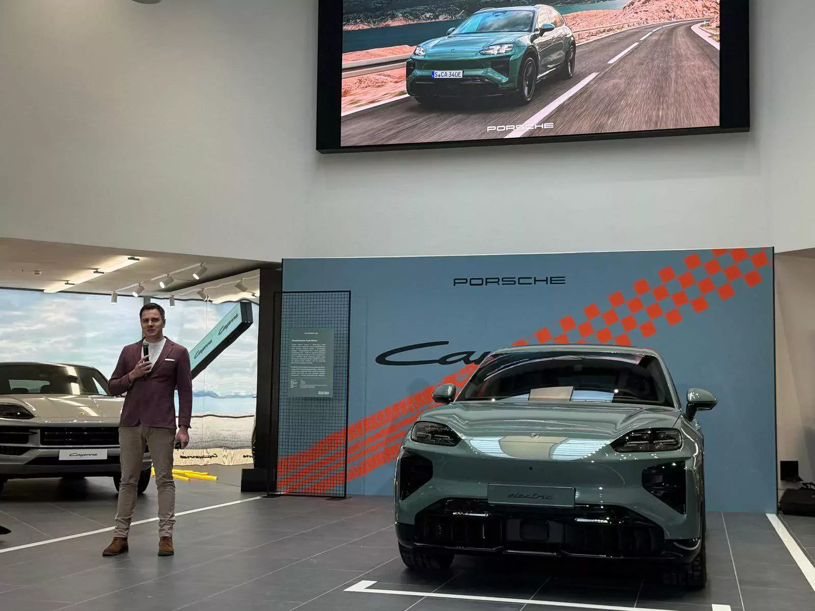 Porsche Cayenne Electric w Porsche Centrum Warszawa Wawer