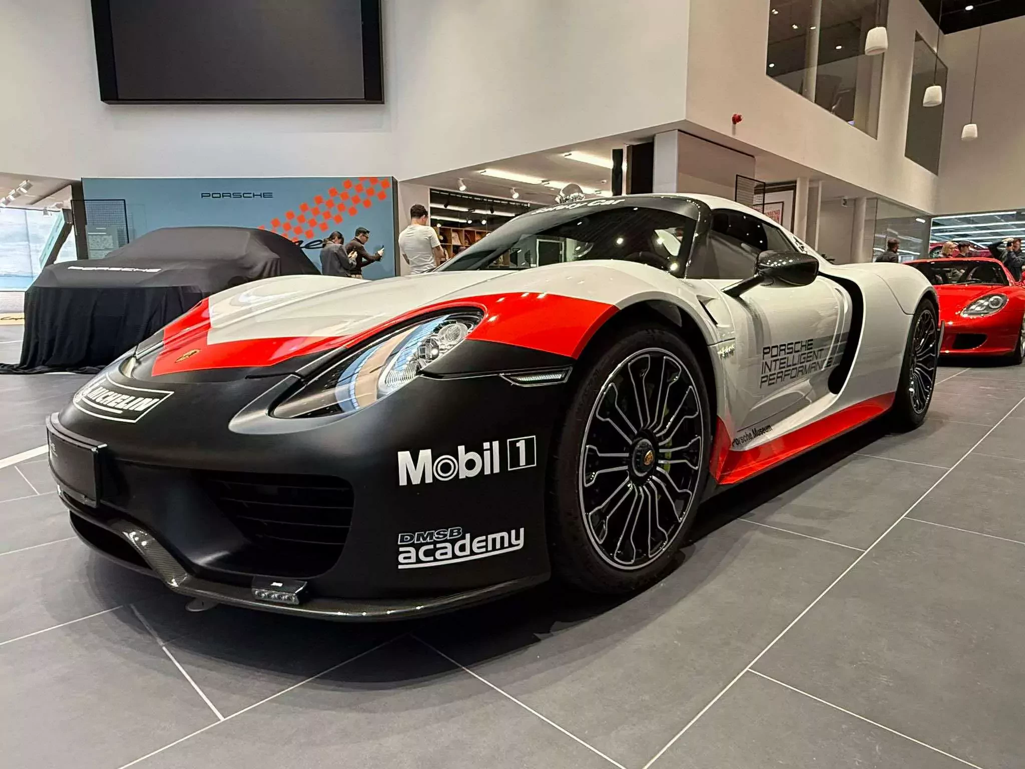 Porsche zrobiło największy salon w Polsce. Postawili tam coś takiego, iż ludzie będą odbywać tam pielgrzymki