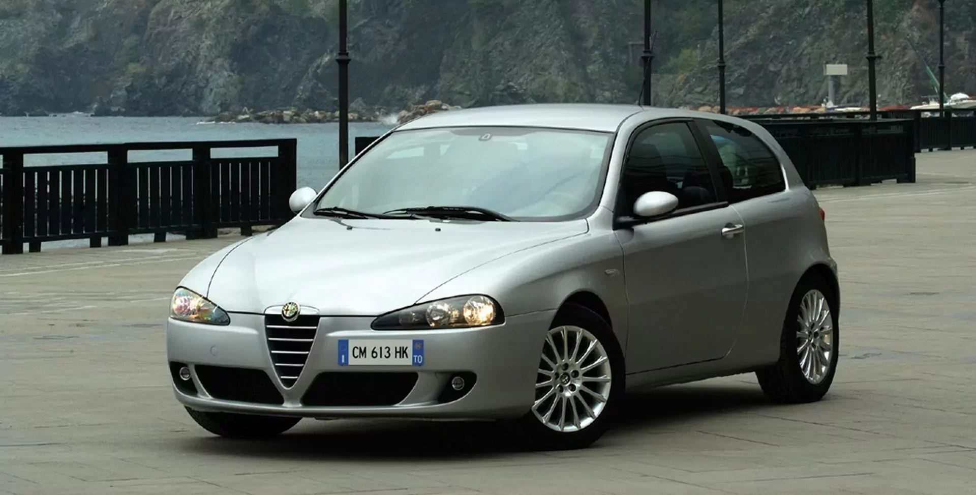 Ceniona Alfa Romeo kosztuje dziś niecałe 5 tysięcy złotych. Łączy styl, osiągi oraz sportowy charakter