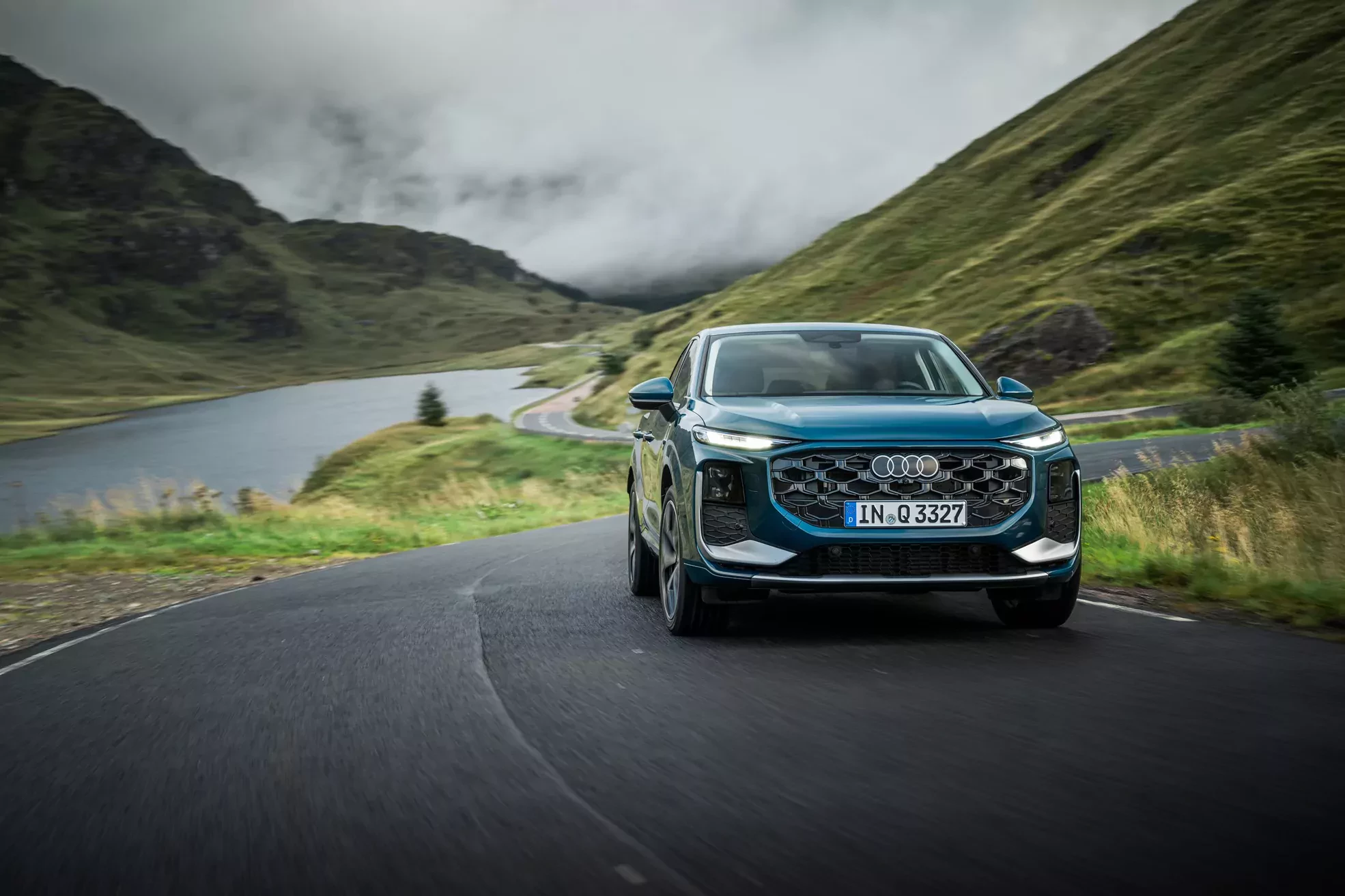 SUV Audi Q3 2026 w kolorze Malpelo blue metallic