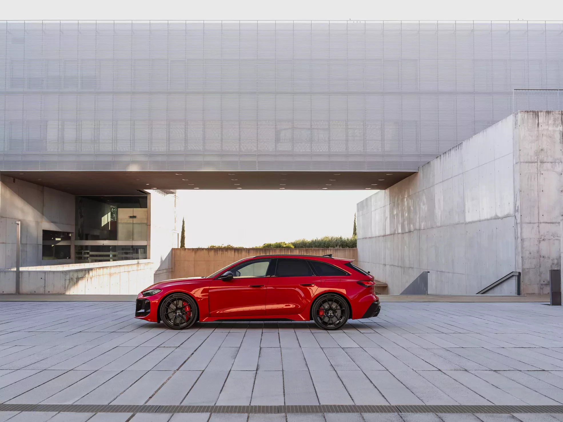 Audi RS 5 Avant PHEV 2026 w kolorze Progressiv red metallic