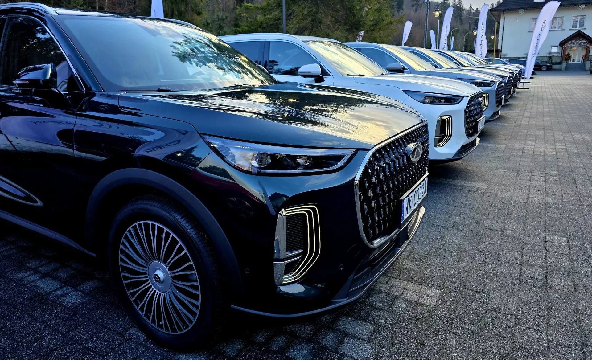 Polacy kupują go w ciemno. Ten chiński SUV sprzedaje się u nas jak ciepłe bułeczki. Zachwyca już w standardzie