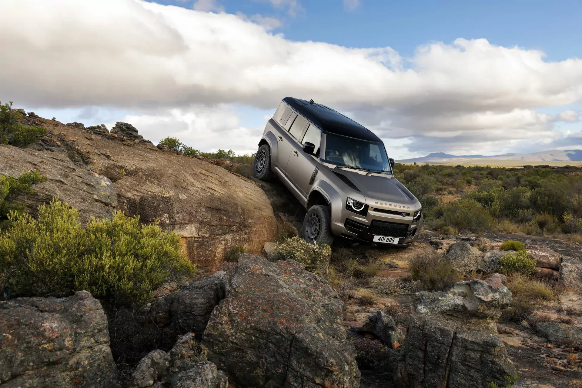 Land Rover Defender silnik benzyna diesel moc pojemność cena ceny opinie oceny zalety wady
