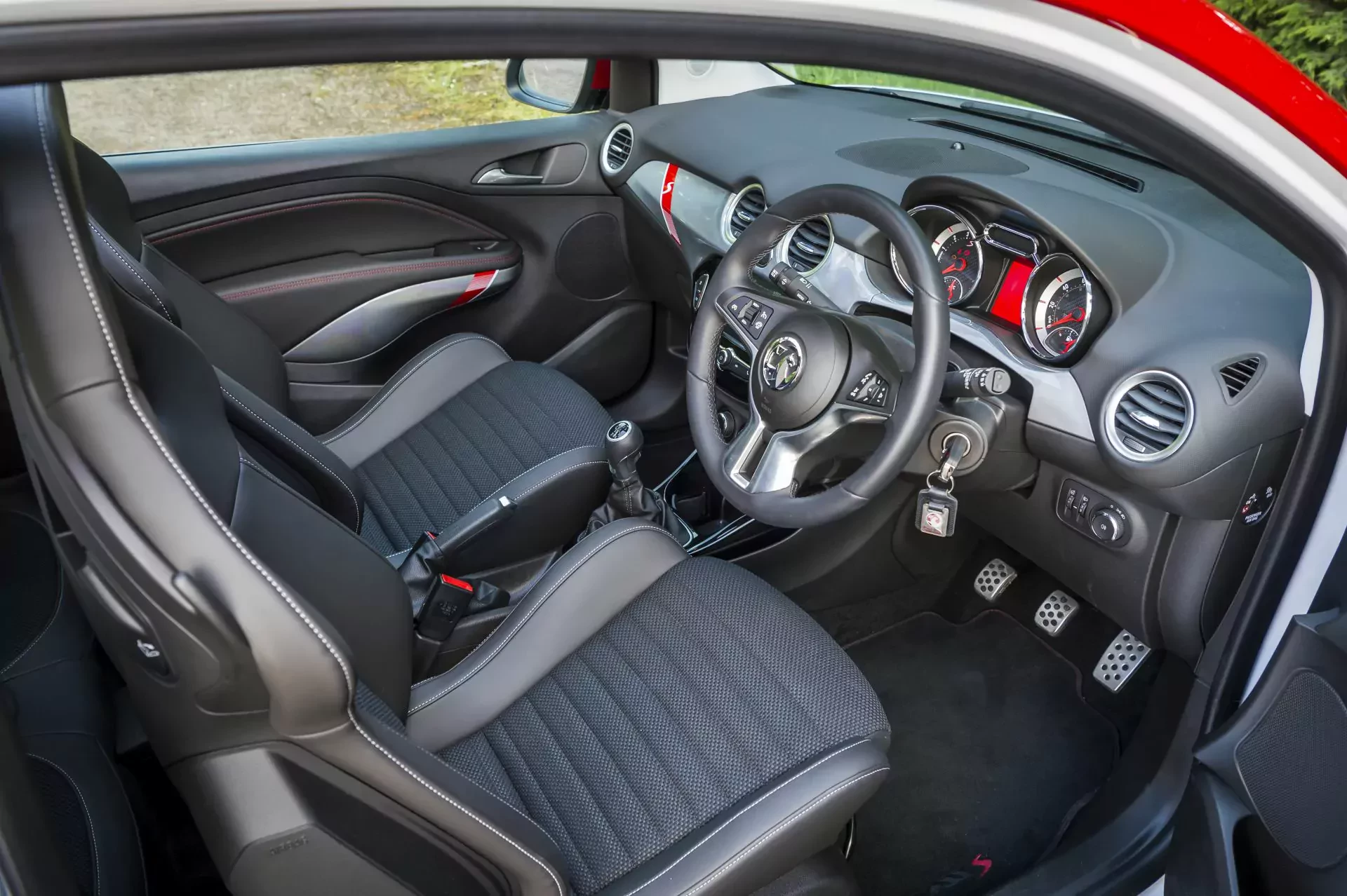 Opel, który wzbudził spore kontrowersje. Dziś wyróżnia się stylem i kusi atrakcyjnymi cenami