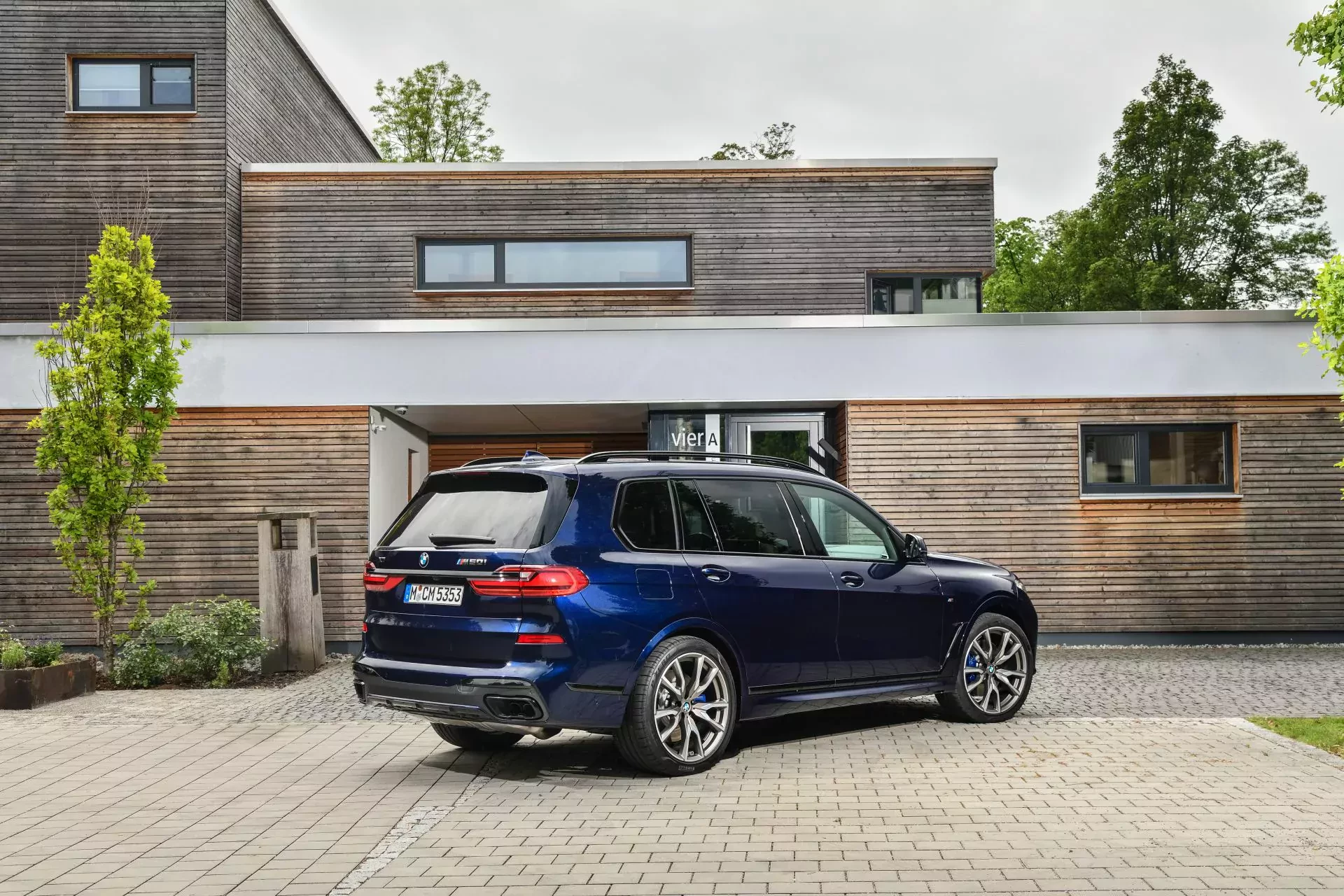 SUV BMW X7 silnik benzyna diesel cena ceny używane opinie oceny zalety wady