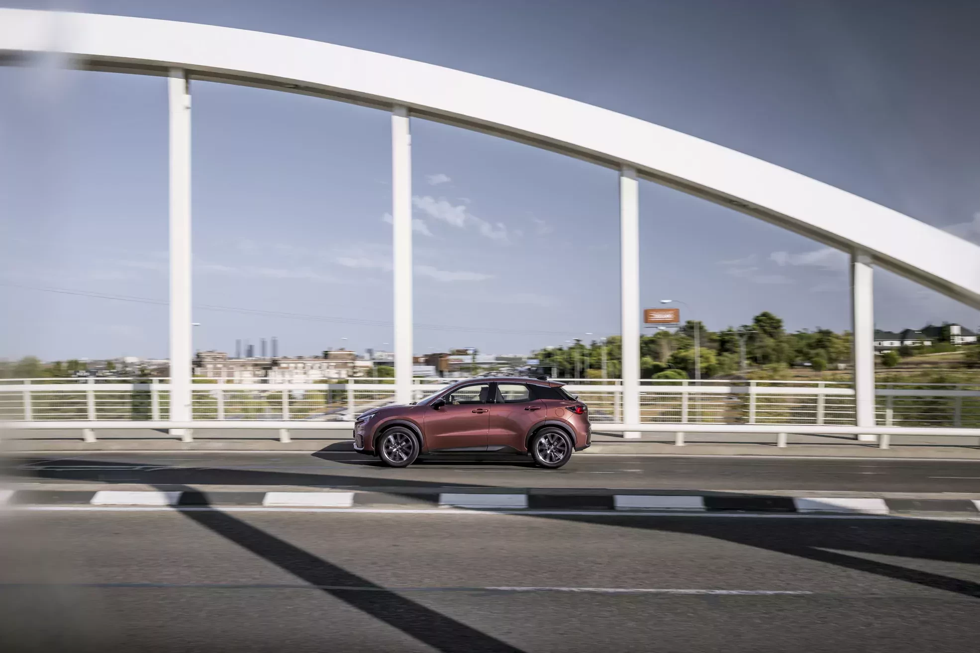 Wystarczyło, iż się nie psuje jak Toyota i Polacy kupują go w ciemno. Kompaktowy SUV o luksusie Mercedesa dostał ogromy upust