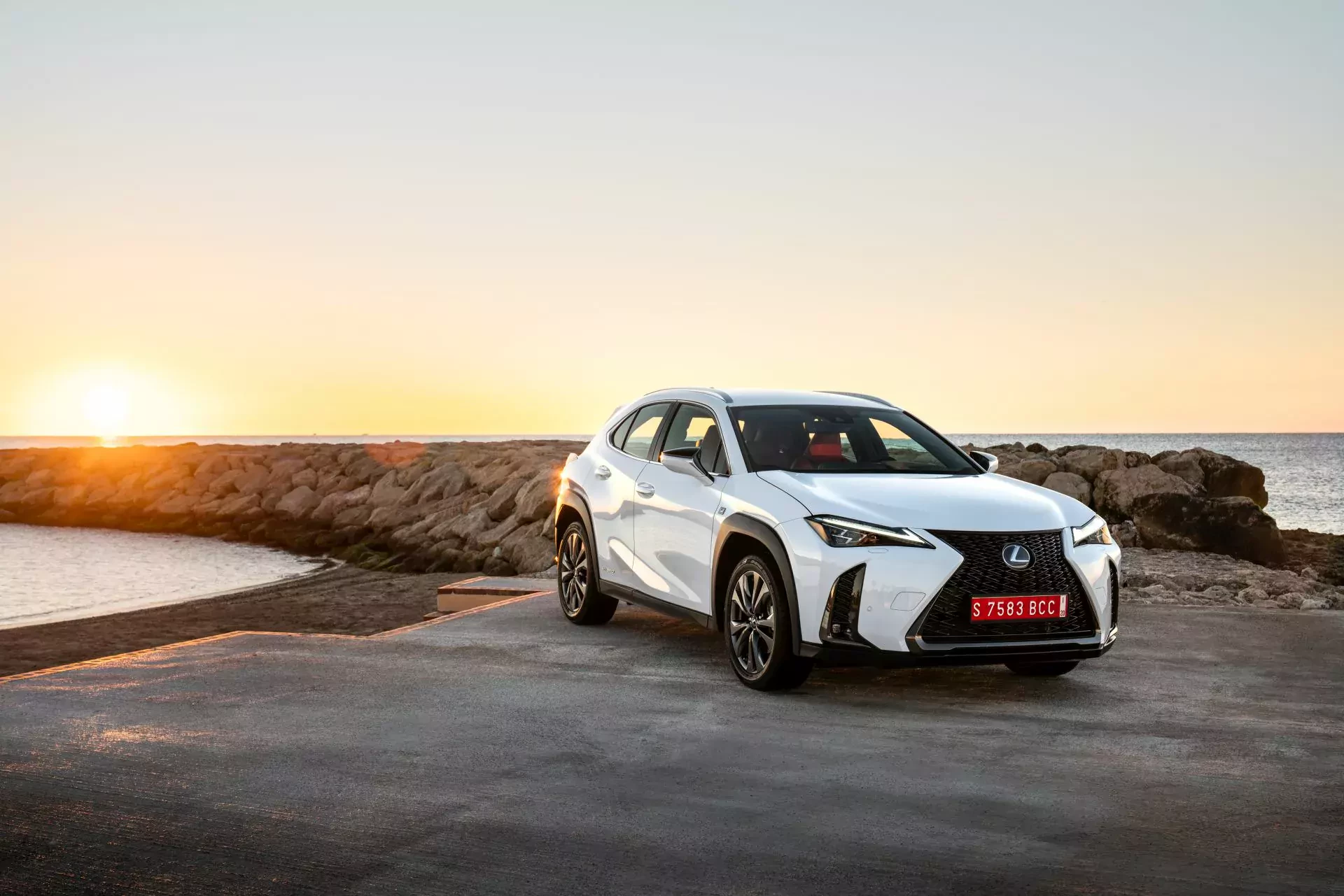 SUV Lexus UX silnik cena spalanie opinie oceny zalety wady silnik benzyna hybryda elektryczny