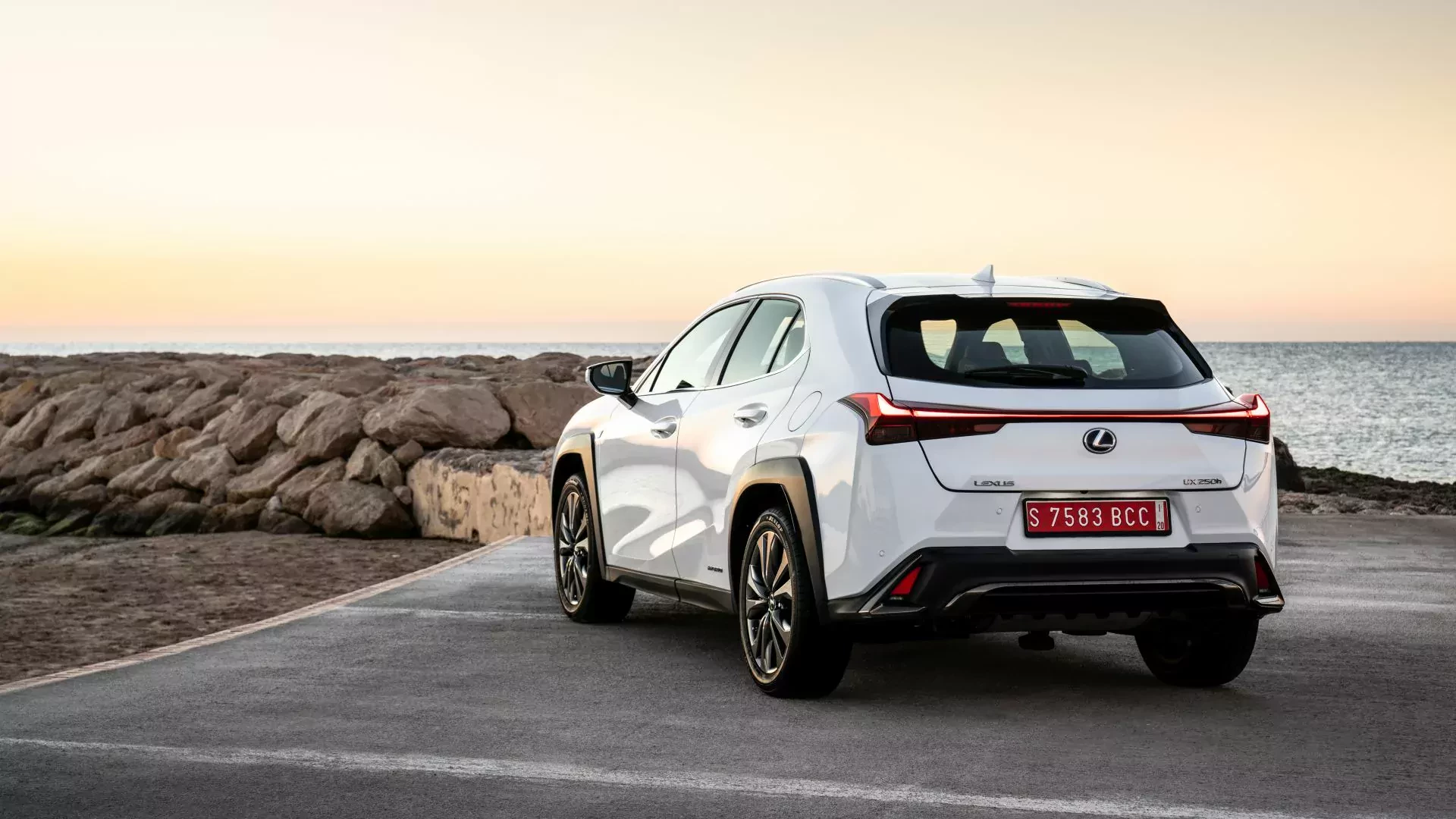 SUV Lexus UX silnik cena spalanie opinie oceny zalety wady silnik benzyna hybryda elektryczny