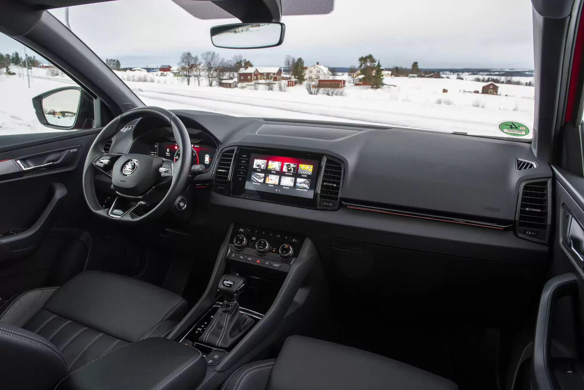 Świetny SUV od Skody spadł poniżej kolejnej bariery cenowej. Polacy coraz chętniej go kupują