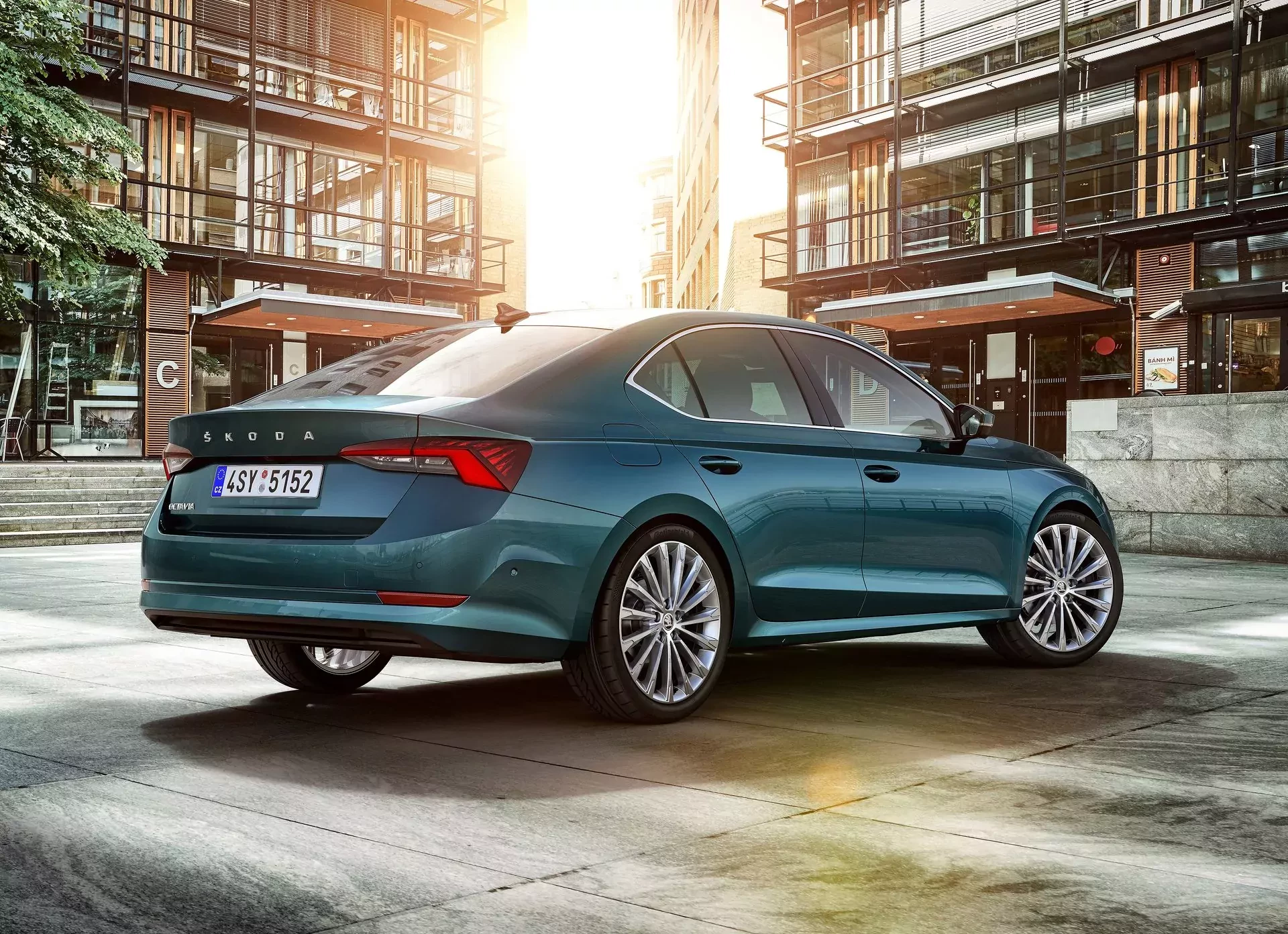 Nowa Skoda Octavia z ceną 87 tys. zł nie ma tu realnej konkurencji. Hitem jest też auto produkowane w Polsce