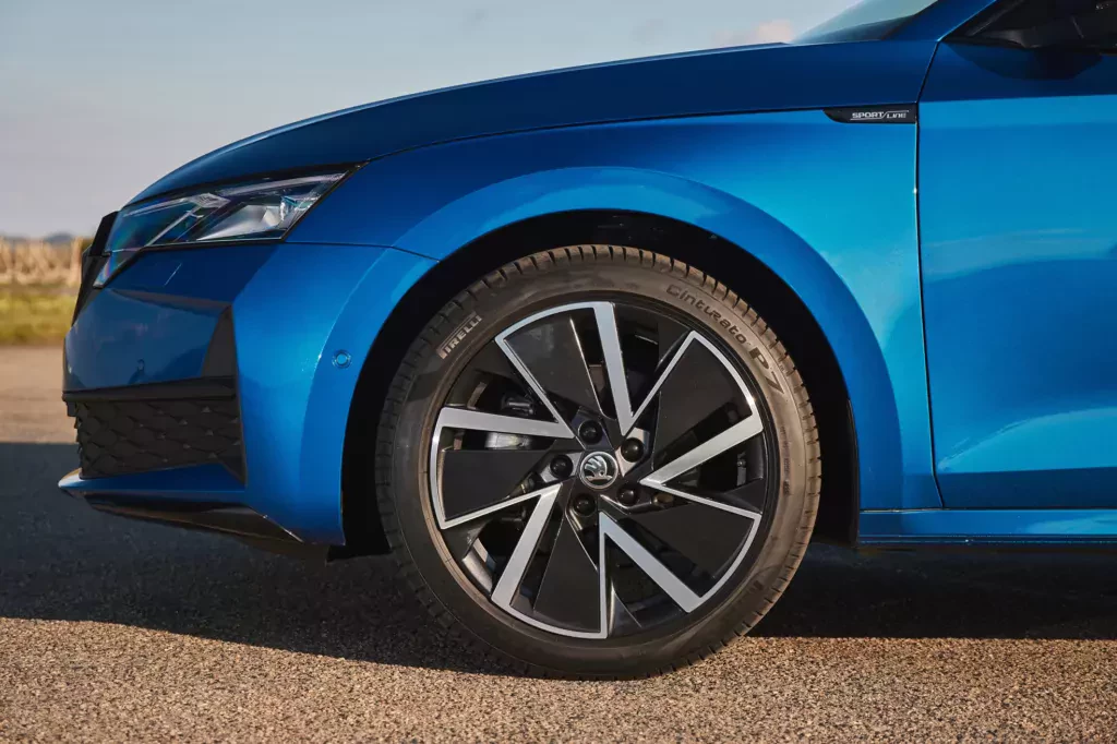 Czeski samochód z niemiecką jakością miażdży konkurencję ceną i praktycznością. W 2026 roku Polacy rezygnują dla niego z zakupu Toyoty Corolli