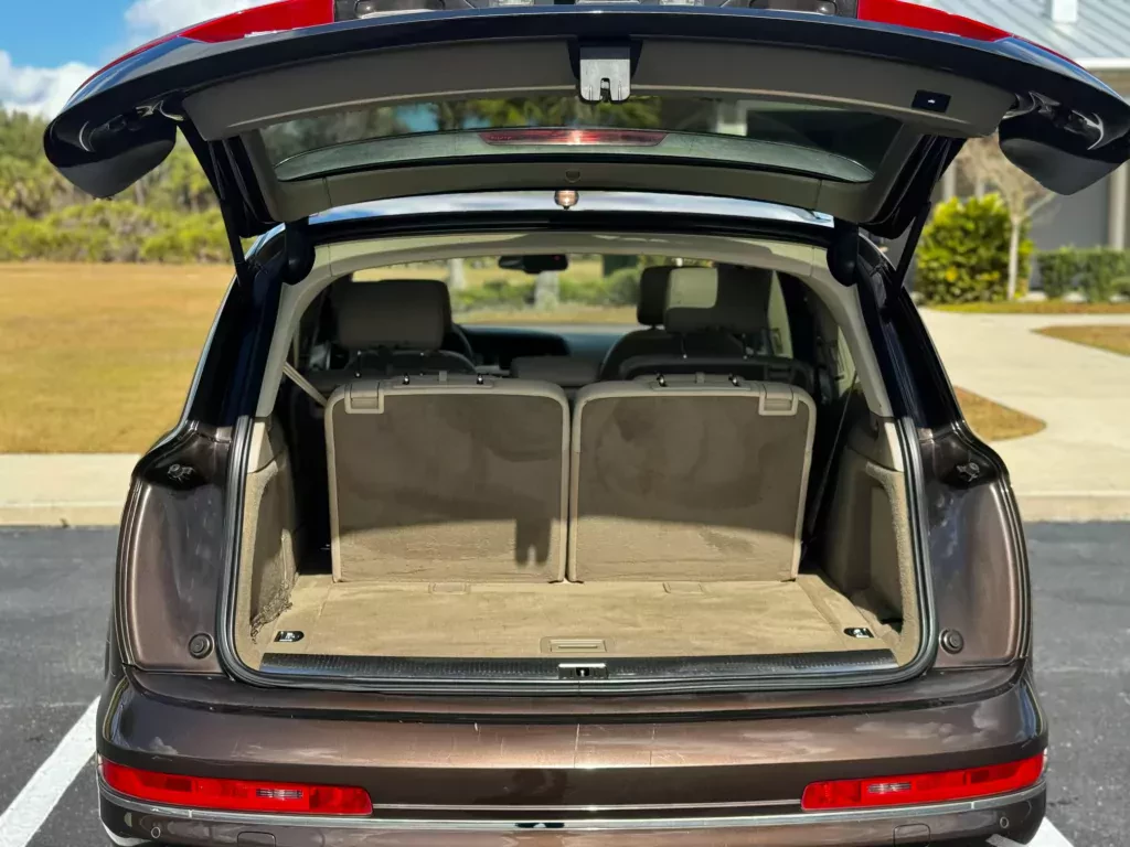 Audi Q7 TDI Prestige to SUV kompletny. Ładne egzemplarze kosztują dziś od 25 tysięcy złotych