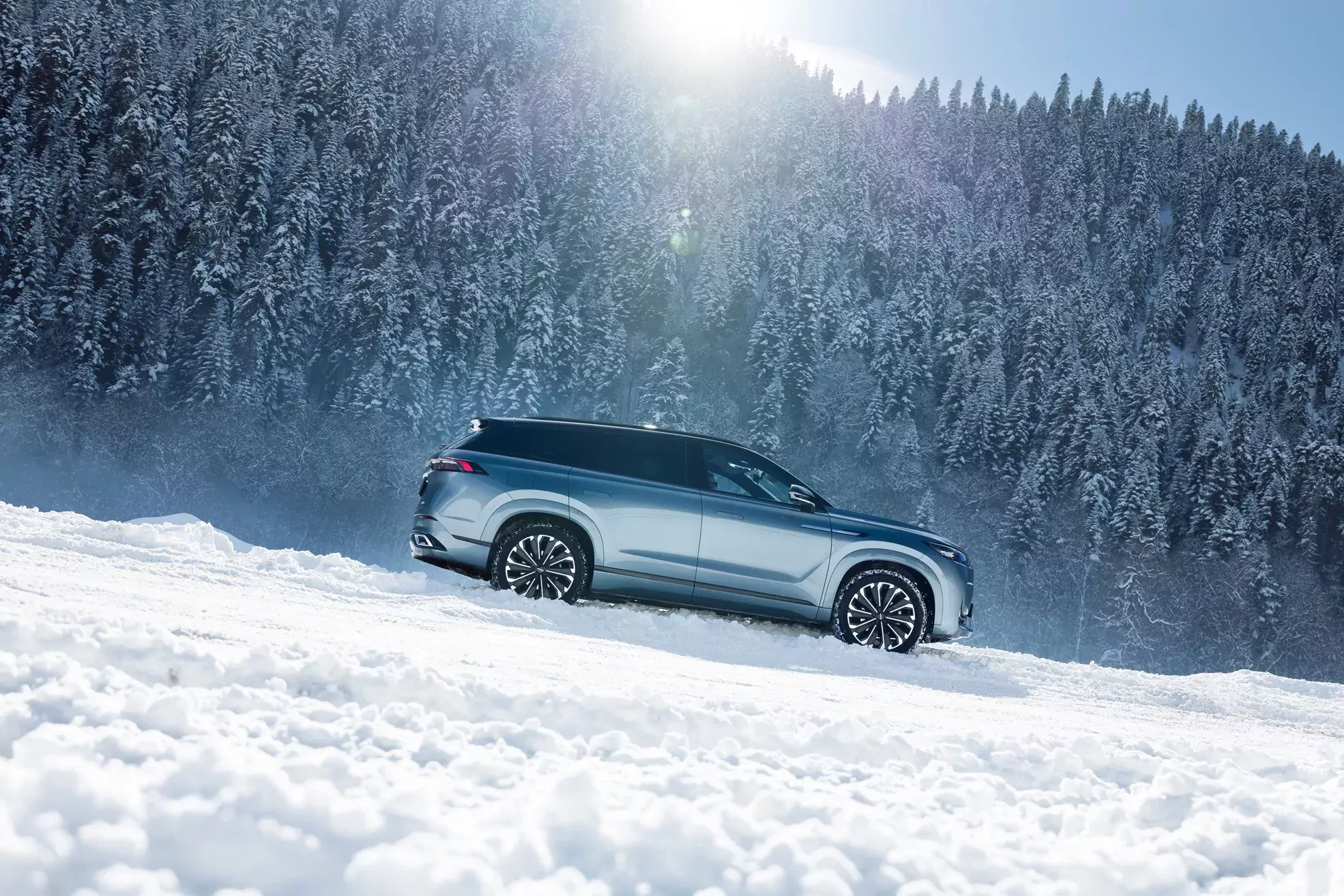 Do 134 km bez paliwa, AWD i moc 428 KM. To nowość w segmencie SUV-ów, którą powinieneś kupić w 2026 roku