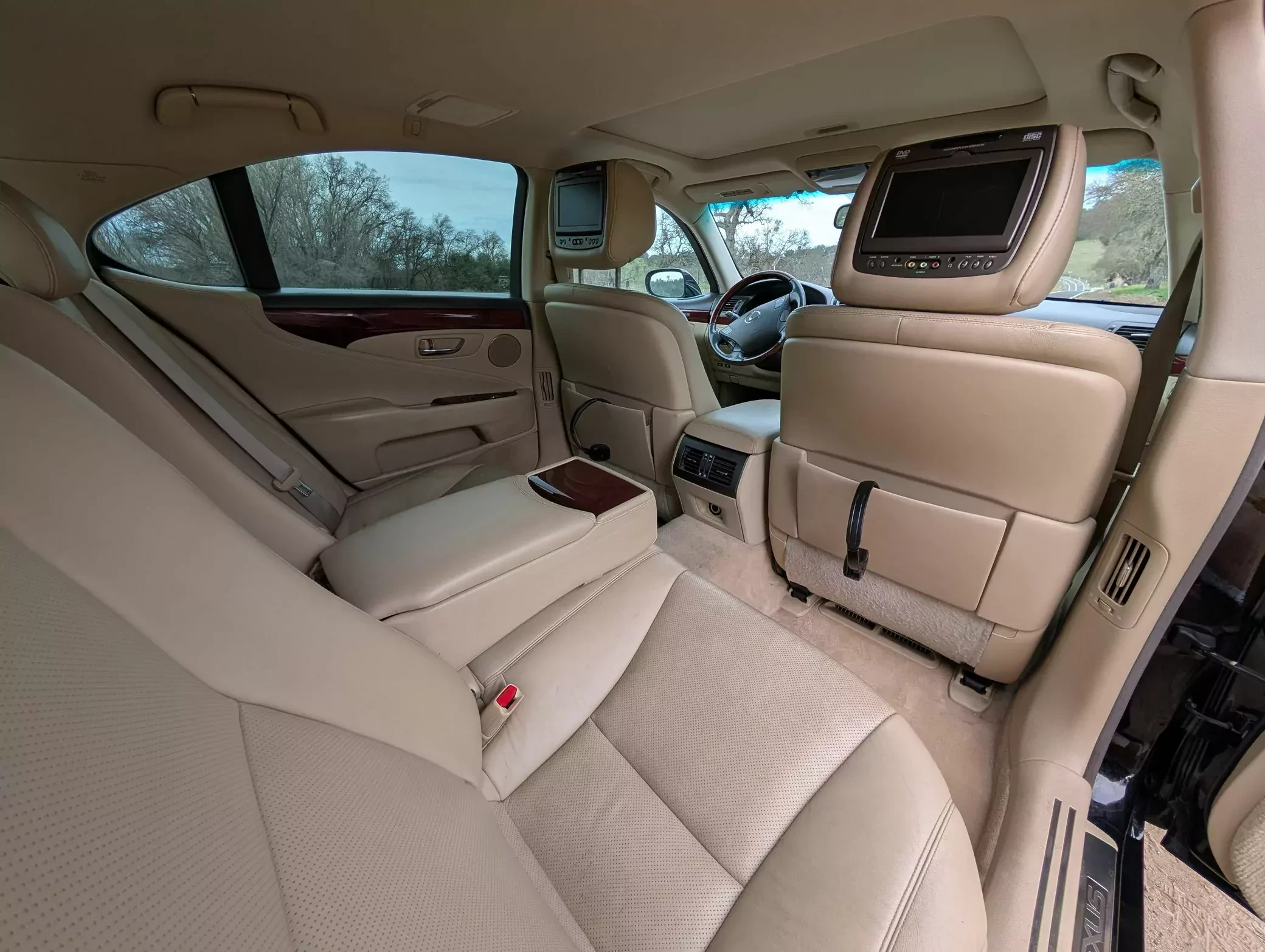 Lexus przez duże „L” – ma tony luksusu i 4,6-litrowe V8 pod maską. Ceny zaczynają się od 16 tysięcy złotych