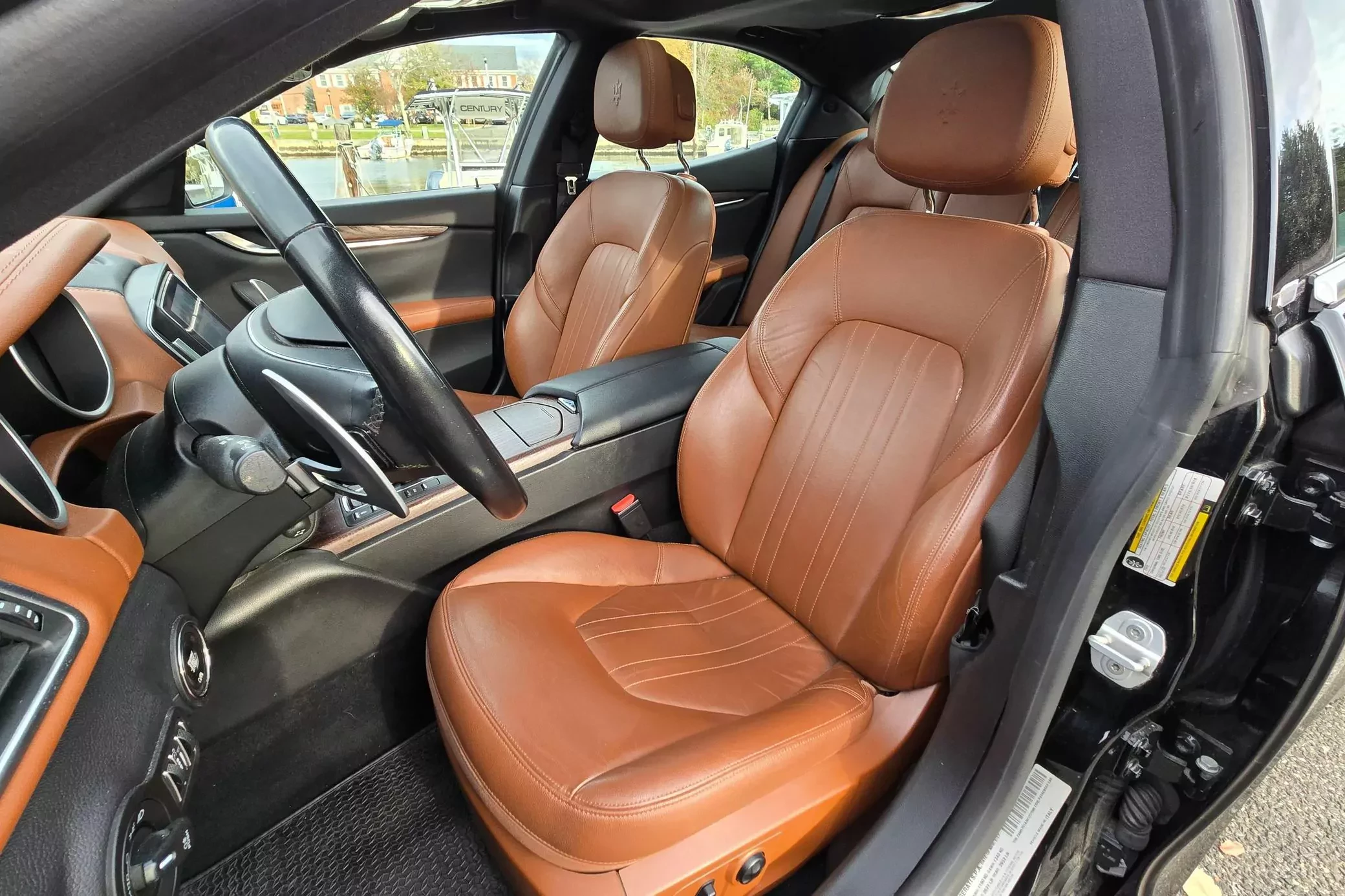 Luksusowy sedan z silnikiem od Ferrari. 9-latka z niskim przebiegiem kupimy już za 40 tysięcy