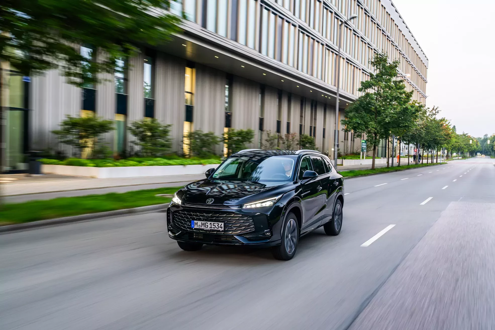 MG3 HS Luxury SUV Morris Garage w ruchu na drodze