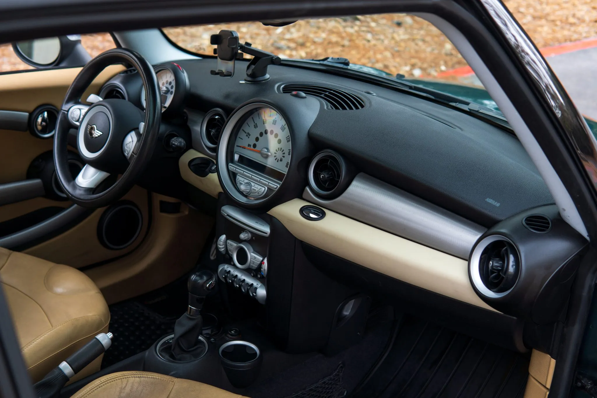 Sportowe Mini już od 30 tysięcy złotych. Ma niskie przebiegi i spory bagażnik