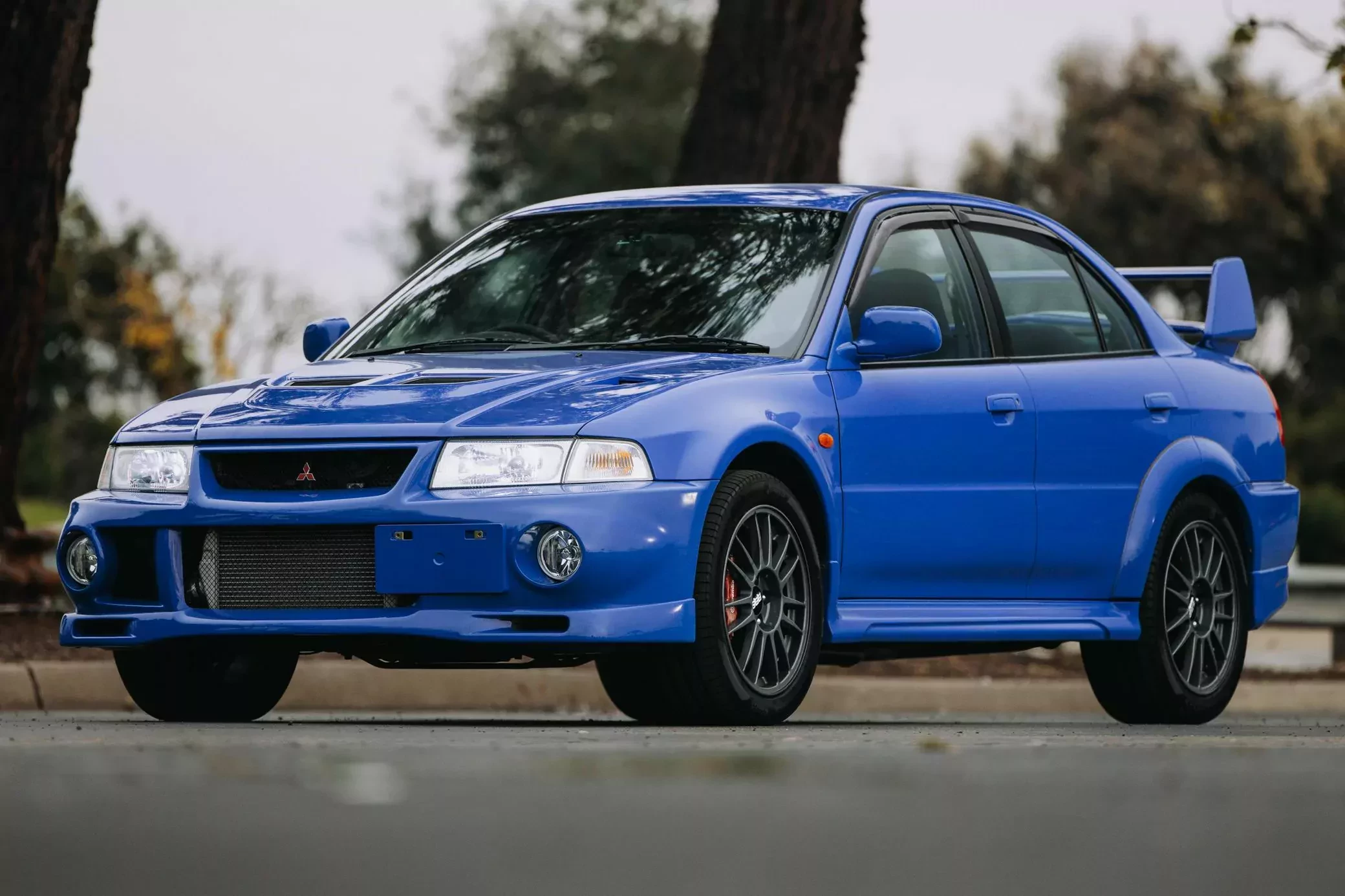 Ależ gratka dla fanów rajdów. Mitsubishi Lancer Evo VI z praktycznie zerowym przebiegiem na sprzedaż