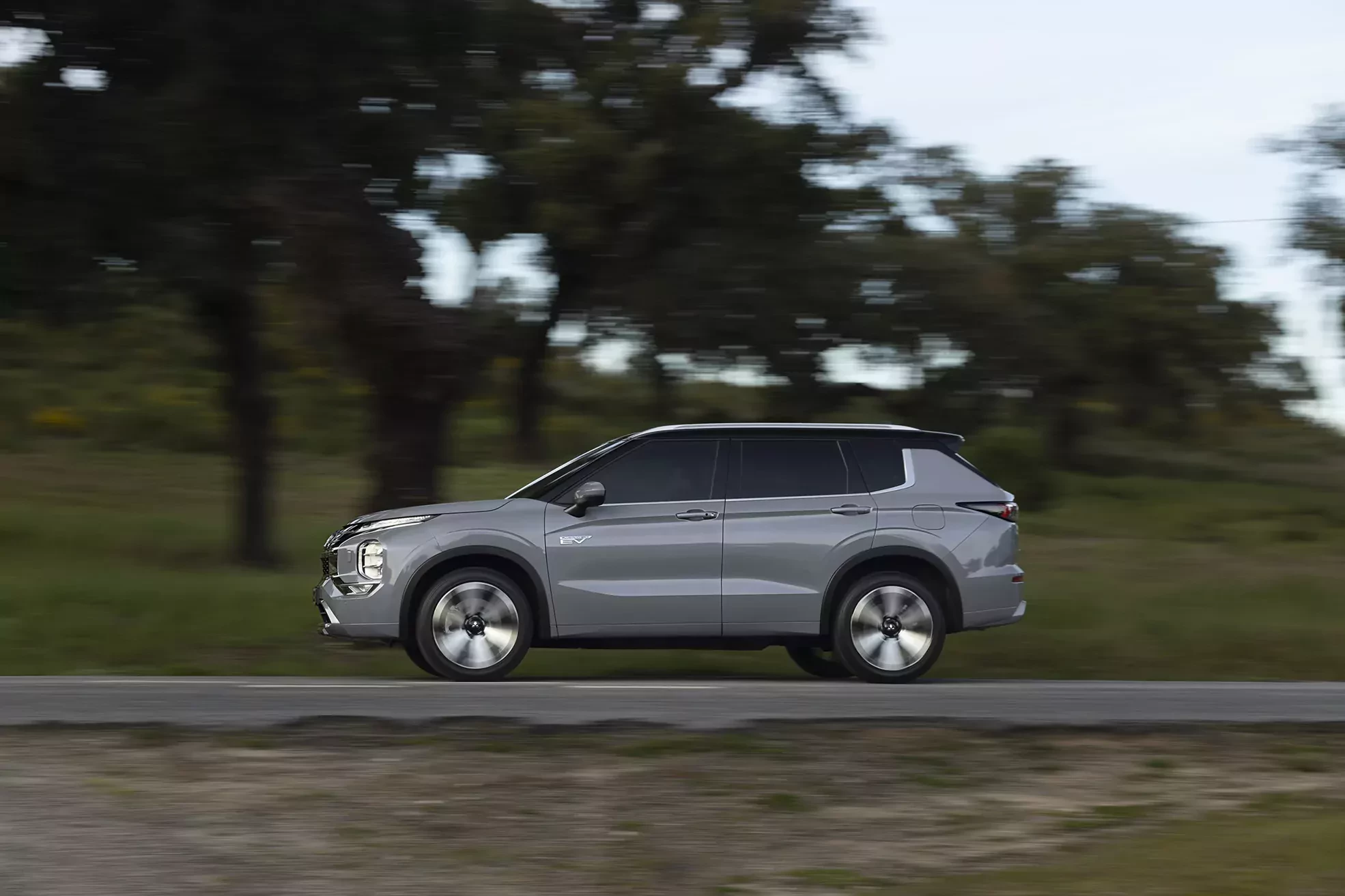 Nowy Mitsubishi Outlander SUV PHEV w kolorze moonstone_grey_