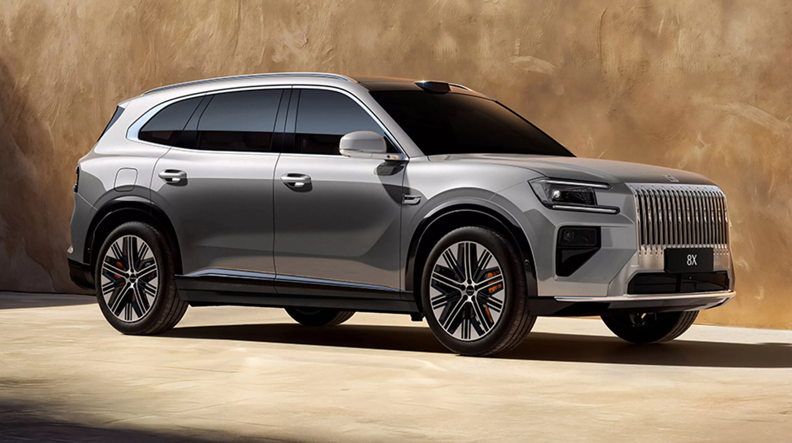 Nowy flagowy SUV z Chin. „8X” wygląda jak Rolls, jeździ jak Rolls i masuje jak Rolls