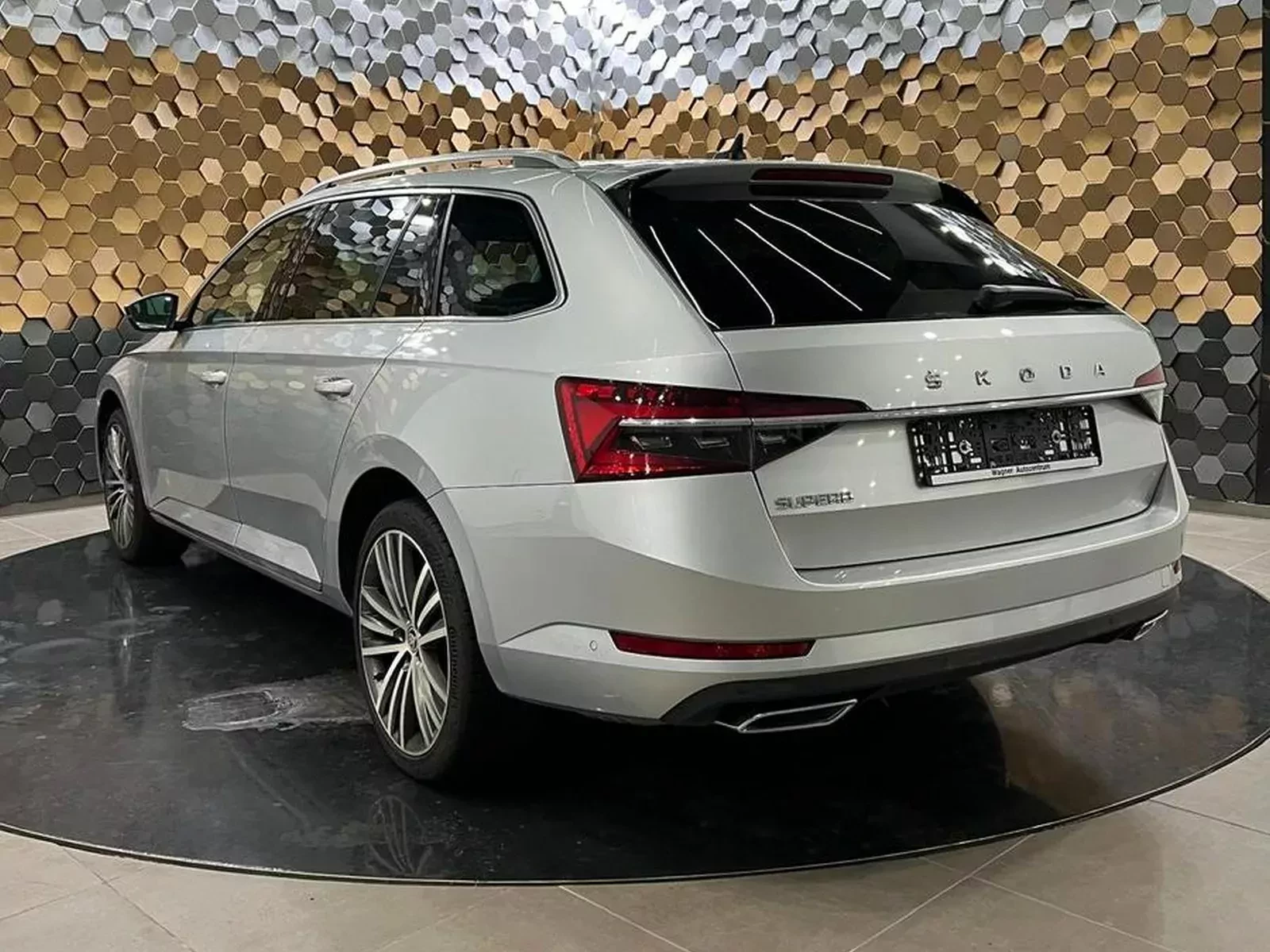 Skoda Superb z silnikiem o mocy 421 KM. Jest do wzięcia za jedyne 115 tysięcy złotych