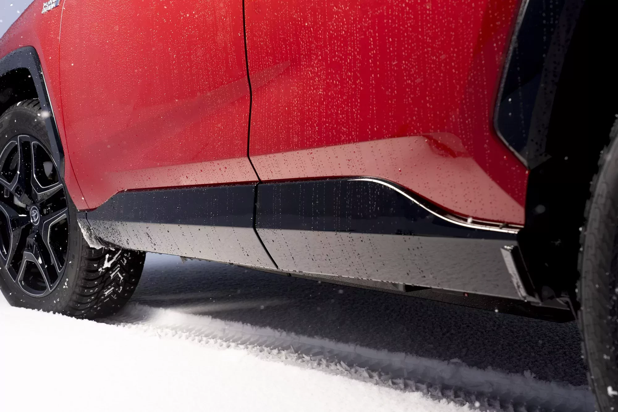 Przy obniżkach na 130 tys. zł, nowa Toyota RAV4 zamyka tu salony konkurencji. Chińskie samochody to już tutaj przeszłość