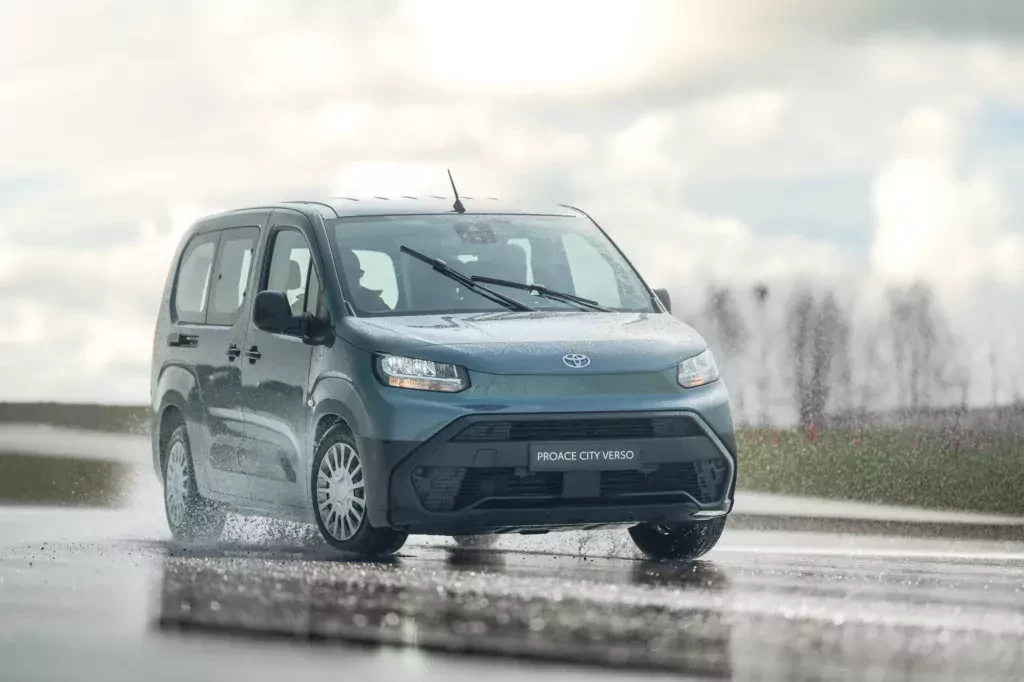 Japończycy oszaleli na punkcie tej 7-miejscowej Toyoty. Polacy mogą kupić podobną na dużej wyprzedaży