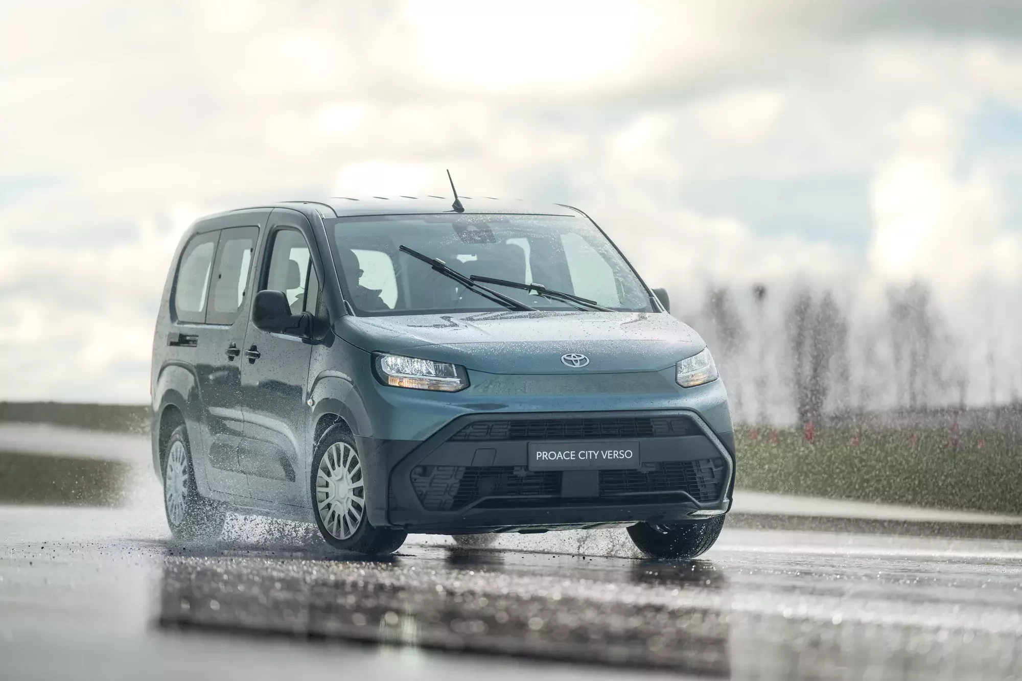 Japończycy oszaleli na punkcie tej 7-miejscowej Toyoty. Polacy mogą kupić podobną na dużej wyprzedaży