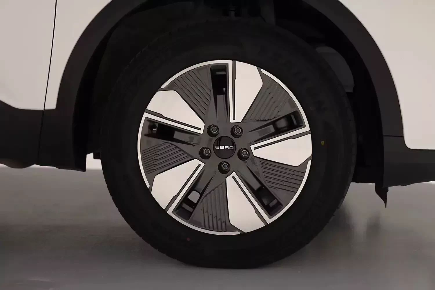 Opel i Ford przegrywają z hybrydowymi SUV-ami odrodzonej marki. Wystarczyła zniżka i cena poniżej Renault Captur, by uruchomić boom zakupowy