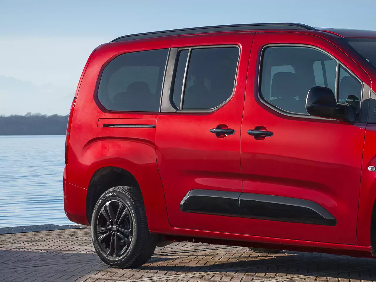 Fiat Qubo L zdjęcie z boku