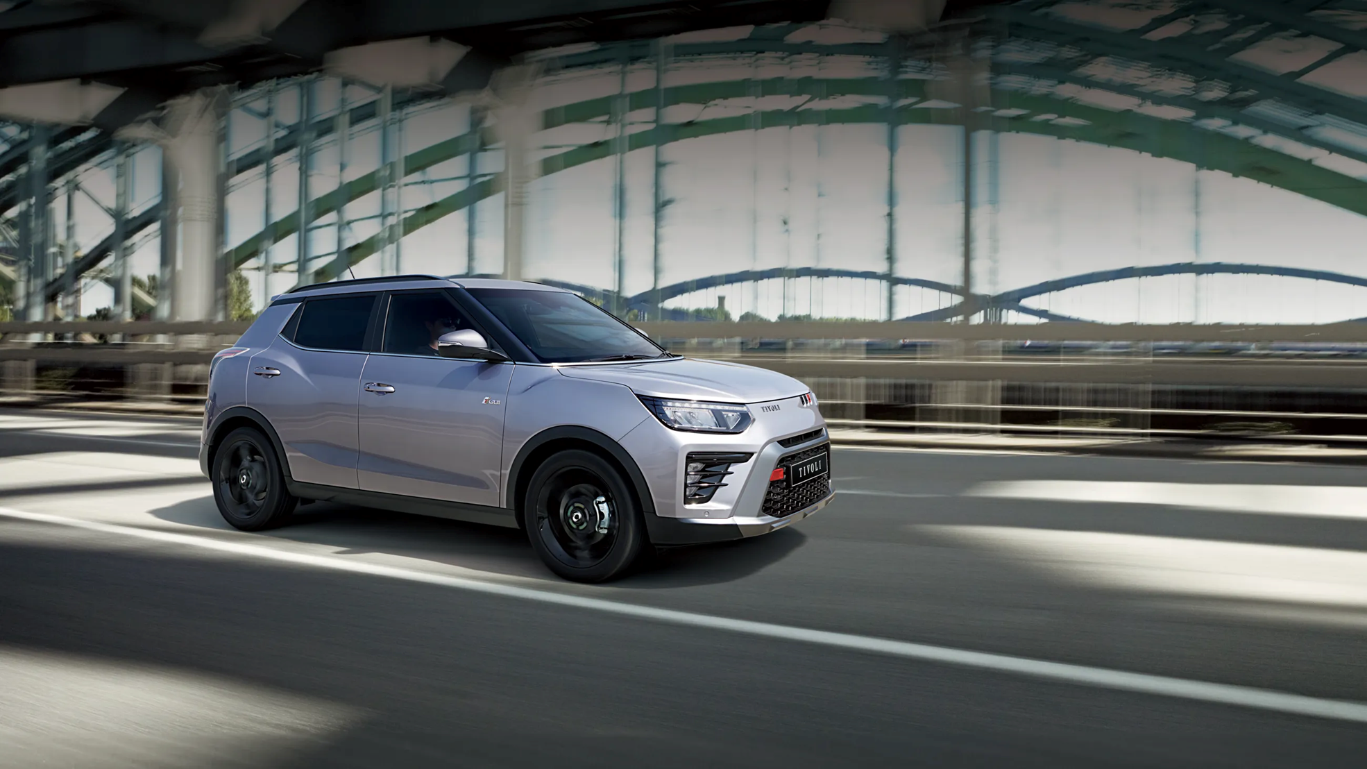 KGM Tivoli w ruchu na ulicy