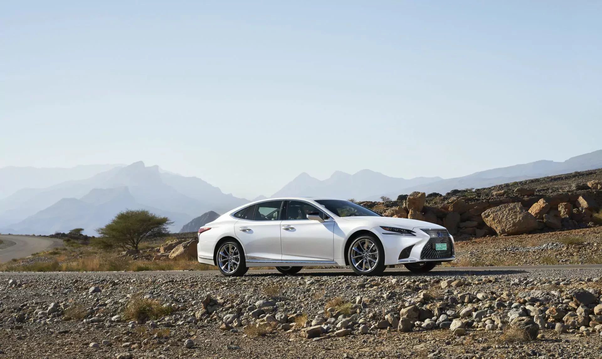 Lexus LS cena ceny hybryda benzyna wyposażenie moc silnik opinie oceny zalety wady wnętrze