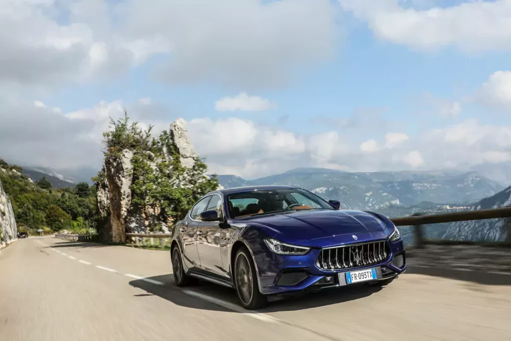 Maserati Ghibli napęd silnik benzyna diesel moc V6 V8 opinie oceny zalety wady cena ceny używany tanio promocja