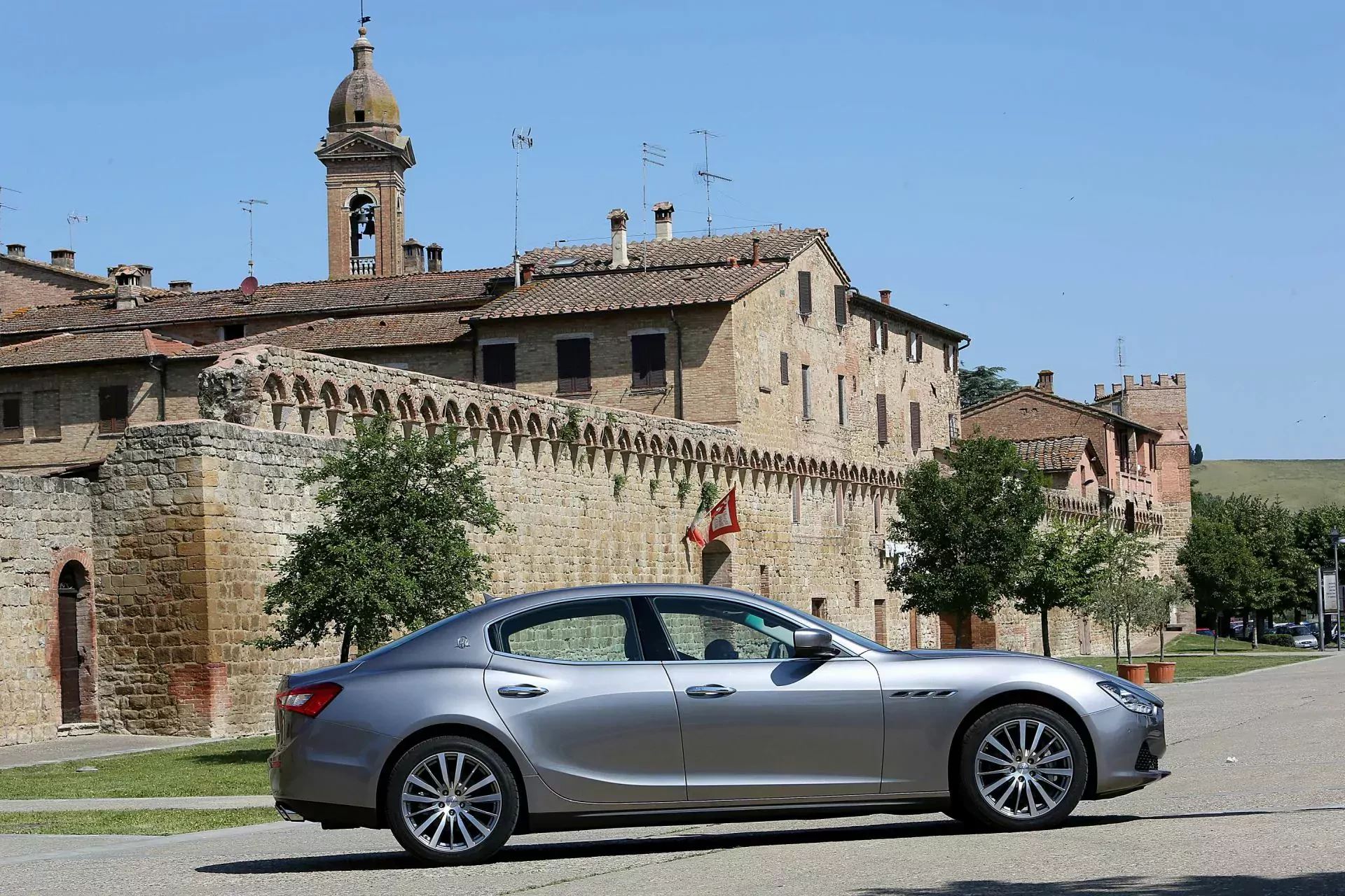 Maserati Ghibli napęd silnik benzyna diesel moc V6 V8 opinie oceny zalety wady cena ceny używany tanio promocja