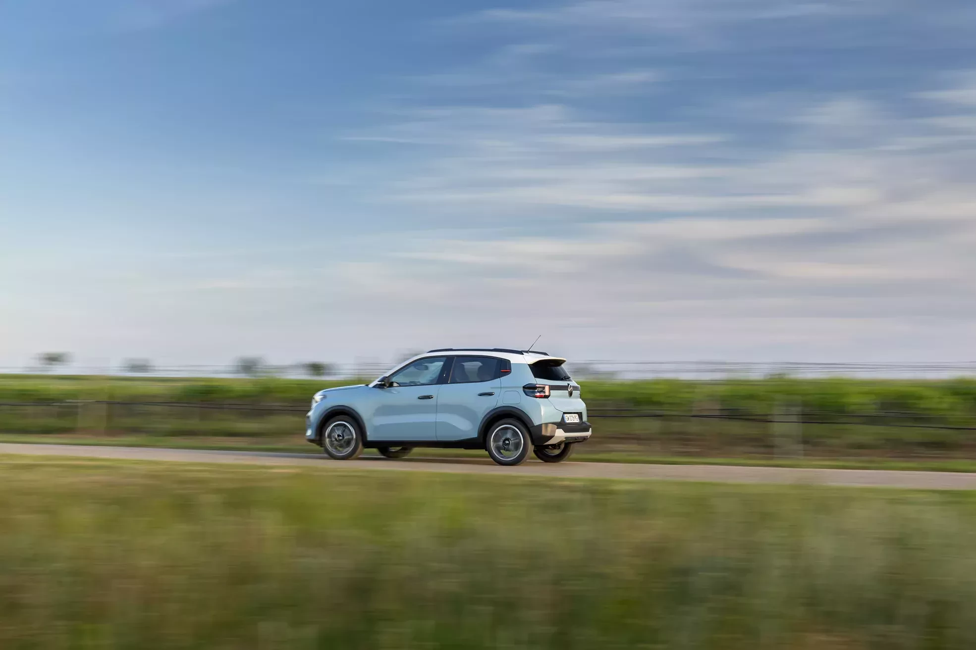 Mini SUV C3 Citroena w ruchu Monte Carlo Blue